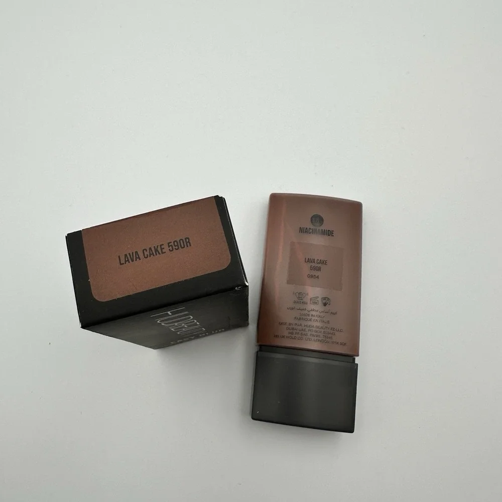 HUDA BEAUTY Easy Blur Natural Airbrush Foundation Lava Cake 590R Niacinamide